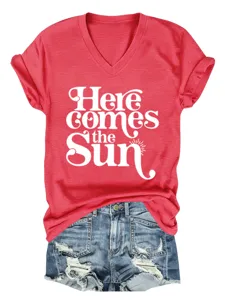 Bequemes lässiges Damen V-Ausschnitt Kurzarm T-Shirt mit Here comes the sun Druck.