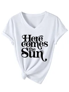 Damen weißes V-Ausschnitt Kurzarm T-Shirt mit Aufdruck Detail, lässiges Sommershirt für Frauen.