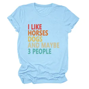 Gedetailleerd overzicht van het lichtblauwe korte mouwen T-shirt met grappige tekstprint.