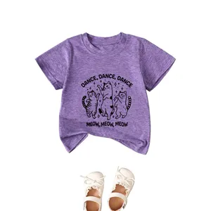 Schattig paars kinder t-shirt met korte mouwen en dansende katten, comfortabele casual kleding.