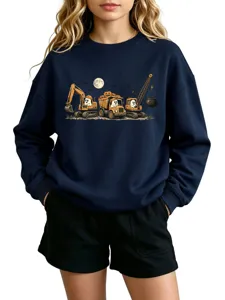 Primo piano della felpa blu scuro con motivo grafico di simpatico fantasma e scavatore.