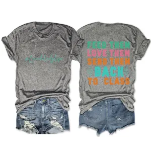 Casual grijs dames t-shirt met korte mouwen en ronde hals, letteropdruk en denim shorts.