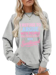 Felpa grigia a maniche lunghe casual con una stampa con slogan audace sul davanti del capo.