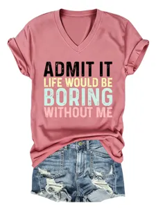 Vue détaillée d'un t-shirt décontracté à col V et slogan imprimé avec un short en denim.