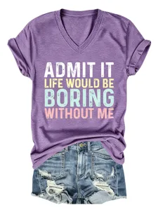 Vue détaillée du t-shirt décontracté à col en V avec citation amusante et short denim.