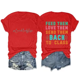 Dames casual rood kort mouw t-shirt gecombineerd met denim shorts, met briefprint.