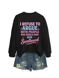 Felpa casual nera a maniche lunghe abbinata a shorts di jeans con scritta audace.