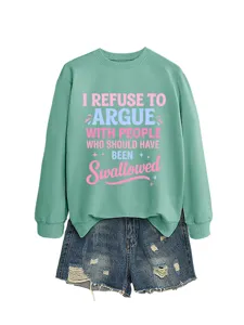 Felpa girocollo a maniche lunghe verde menta casual abbinata a shorts di jeans strappati.