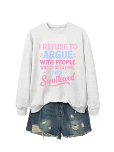 Felpa girocollo da donna grigia casual con stampa grafica e pantaloncini di jeans.