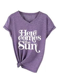 Nahaufnahme Detail des purpurnen V-Ausschnitt Kurzarm Grafik T-Shirts mit Textdruck.