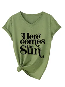 Grünes Damen V-Ausschnitt Kurzarm T-Shirt mit Knotensaum und modischem Frontdruck.