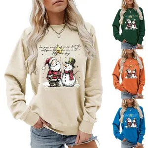 Vista dettagliata della felpa natalizia da donna con stampa festiva di Babbo Natale e pupazzo.