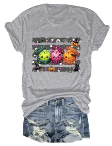 Locker sitzendes graues Damen Kurzarmshirt mit niedlichem Halloween Kürbis und Brötchen Print.