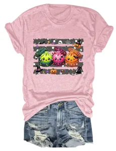 Lässiges rosafarbenes Damen Kurzarm T-Shirt mit niedlichem Halloween Knödel Grafik und Jeansshorts.