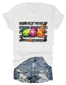 Halloween süße Teigtaschen Grafik weißes Kurzarm T-Shirt kombiniert mit Jeans Shorts Details.