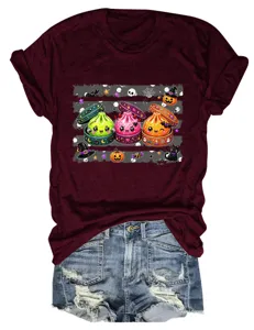 Detailansicht des niedlichen Halloween-Dumpling-Grafik-T-Shirts für Damen mit Jeansshorts.