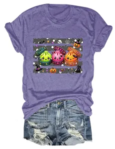 Lockerer lila Damen Rundhals Kurzarm T-Shirt mit niedlichem Halloween Cartoon Print Detail.
