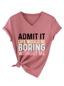Vue de détail du t-shirt à col en V rose poudré avec impression de texte amusante et nœud mignon.