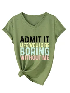 Gros plan détaillé d'un t-shirt à col en V vert olive avec imprimé slogan et ourlet noué.