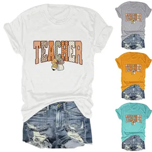Gedetailleerd overzicht van dames casual korte mouw teacher t-shirt met potlood strik print.