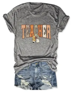 Casual grijs dames t-shirt met korte mouwen en leraar print gecombineerd met jeans short.