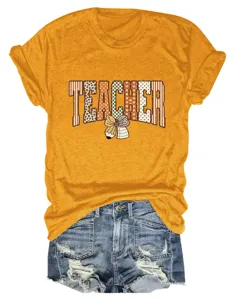 Casual okergeel dames t-shirt met korte mouwen, leraar print en bijpassende spijkerbroek.