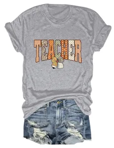 Grijs t-shirt met korte mouwen en briefprint met spijkerbroekshorts voor dames.