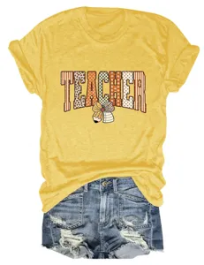 Casual gele leraar t-shirt met leuke potlood en strik print gecombineerd met denim shorts.
