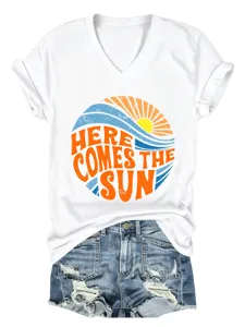 Casual γυναικείο λευκό T-shirt V-neck κοντομάνικο με vintage τύπωμα ήλιου, μοντέρνο καλοκαιρινό top.