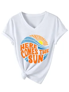 Λεπτομερής κοντινή άποψη γυναικείο casual T-shirt με V λαιμόκοψη και τύπωμα ήλιου.