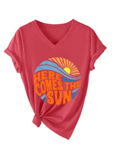 Casual κόκκινο γυναικείο κοντομάνικο T-shirt με V λαιμόκοψη και ρετρό σχέδιο ήλιου κύματος.