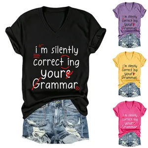 Casual dames V-hals korte mouw t-shirt met grappige Engelse slogan print en spijkerbroek shorts.