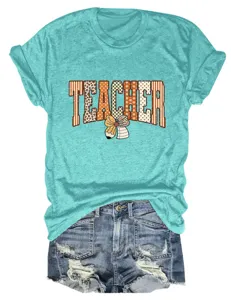 Casual turquoise dames t-shirt met leraar grafisch ontwerp en stijlvolle jeansshorts.