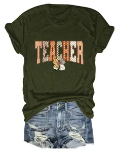 Casual groen leraar t-shirt detail met leuke strik potlood print en spijkerbroek shorts outfit.