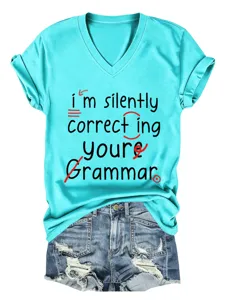 Casual dames turquoise V-hals korte mouw T-shirt voorzien van een grappige Engelse slogan.