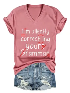 Roze V-hals t-shirt met korte mouwen en een grappige grammatica-correctie print.