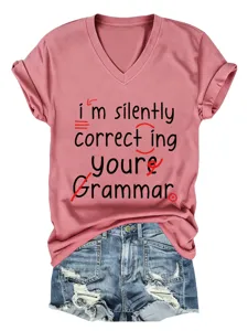 Casual dames V-hals korte mouw t-shirt met grappige tekst print en bijpassende denim shorts.