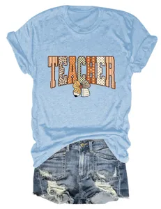 Casual lichtblauw kort mouwen t-shirt met leraar grafische print en distressed denim shorts.