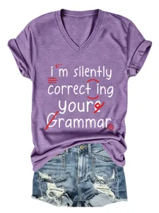 Dames casual V-hals korte mouw T-shirt met grappige grammatica slogan print details.
