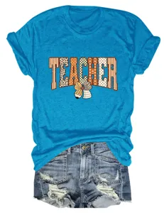 Gedetailleerd overzicht van blauw kortmouwen t-shirt met leraar print en leuke strik.