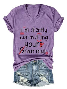 Close-up detail van het casual paarse V-hals korte mouw t-shirt met grappige grammaticaprint.