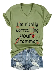 Groen V-hals t-shirt met korte mouwen, grappige tekstprint en blauwe spijkerbroekshorts.