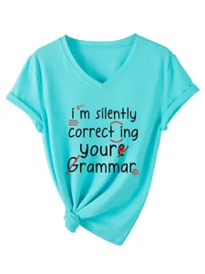 Gedetailleerd overzicht van het V-hals korte mouwen T-shirt met grappige Engelse print en knoop.