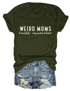 Vue détaillée du t-shirt graphique vert olive avec impression, assorti à un short en jean.