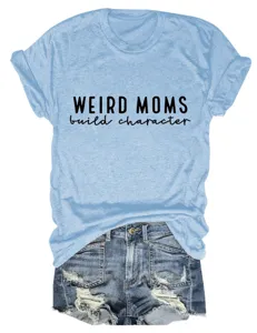 T-shirt à manches courtes bleu clair décontracté avec citation amusante et short en denim.