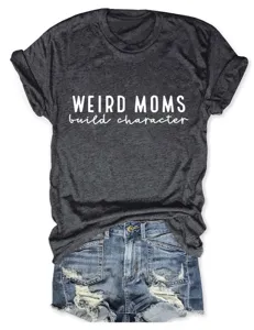 Vue détaillée du t-shirt graphique gris foncé avec impression de lettres blanches et manches courtes.