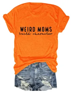 Vue détaillée du t-shirt orange décontracté à manches courtes avec imprimé et short en jean.