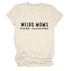 Détail en gros plan du t-shirt à manches courtes et col rond avec imprimé lettrage drôle.