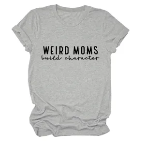 Détail de t-shirt gris à manches courtes avec inscription sur la poitrine et ourlets.