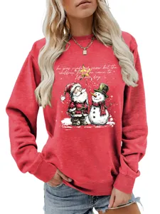 Dettagli della felpa rossa da donna natalizia con stampa grafica festiva di Babbo Natale.